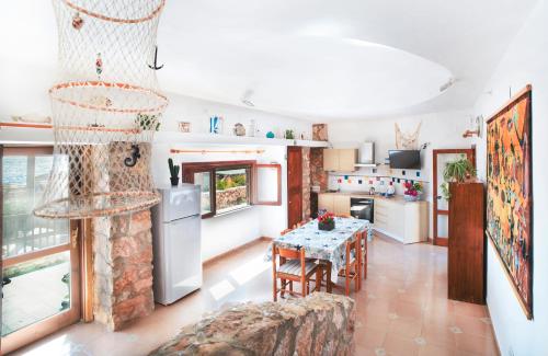uma cozinha e sala de jantar com mesa e cadeiras em Residence del Sole em Lampedusa