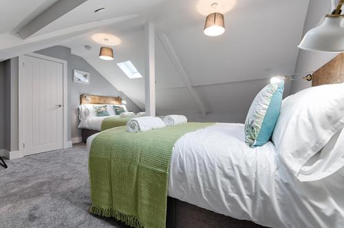 1 Schlafzimmer mit 2 Betten in Grün und Weiß in der Unterkunft Murrays Nest #3 - TV in Every Bedroom! in Llanelli