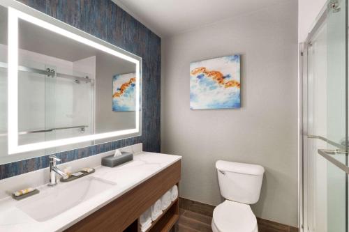 Bathroom sa La Quinta Inn & Suites by Wyndham Springfield