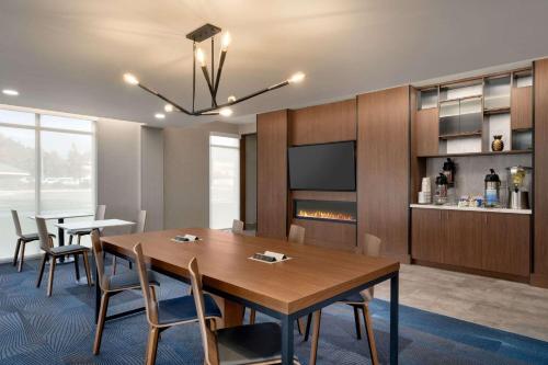 a dining room with a table and a fireplace at La Quinta Inn & Suites by Wyndham Springfield in Springfield
