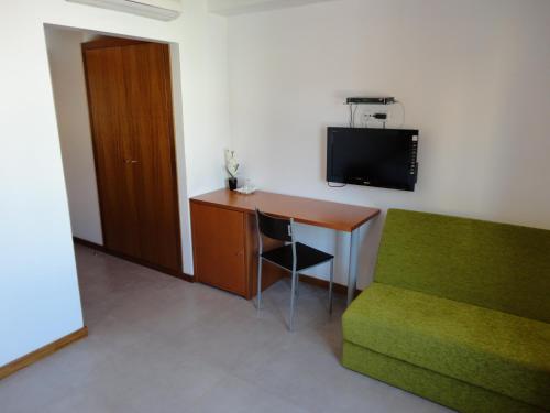  Inn Luanda -  Room  picture :   Minibar    Bath    TV                           