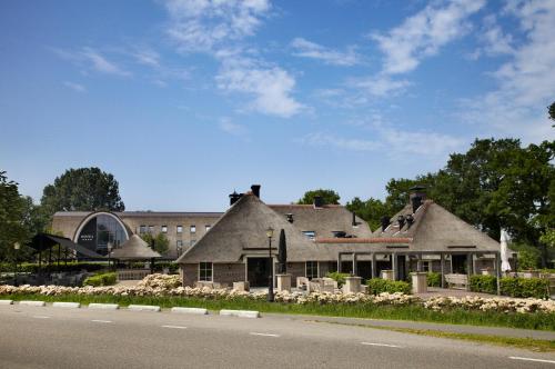 a building on the side of the road at Hotel De Roode Schuur in Nijkerk