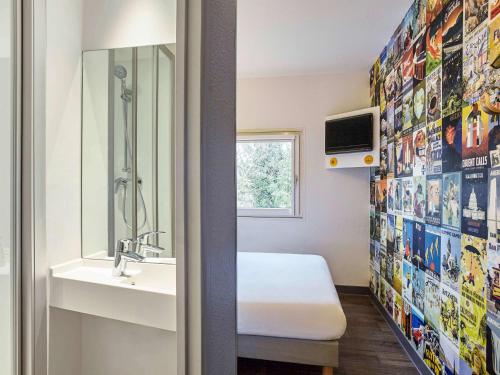 a bathroom with a sink and a mirror at hotelF1 Cholet Rénové in Cholet