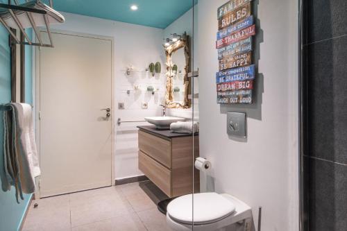 łazienka z toaletą i umywalką w obiekcie Bleu Marine Beach w mieście Grand Case