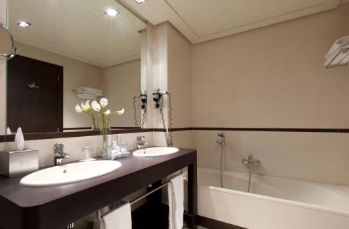 
A bathroom at Hotel Nelva
