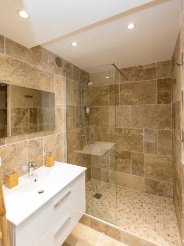 une salle de bain avec douche et lavabo dans l'établissement Le Forville : 400m Palais, Calme, Clim, à Cannes