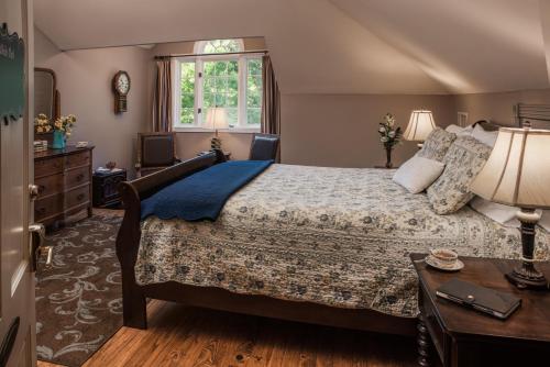 Un dormitorio con una cama grande y una ventana en White Oak Manor Bed and Breakfast, en Jefferson