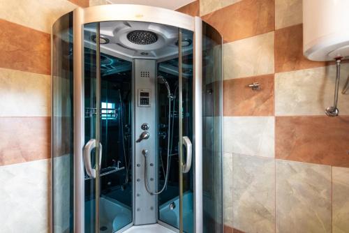 ヴィニシュチェにあるApartments Karenの浴室のガラス扉付きシャワー