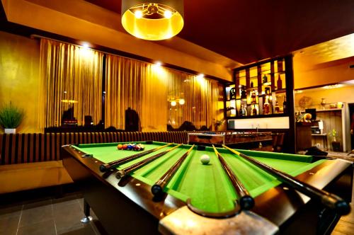 a bar with a pool table in a room at Parkhotel Lindenhof - KOSTENLOSE PARKPLÄTZE in Offenbach