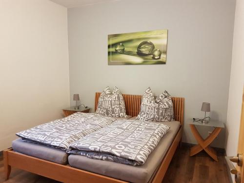 um quarto com uma cama com uma fotografia na parede em Ferienwohnungen Harz - Wieda em Wieda