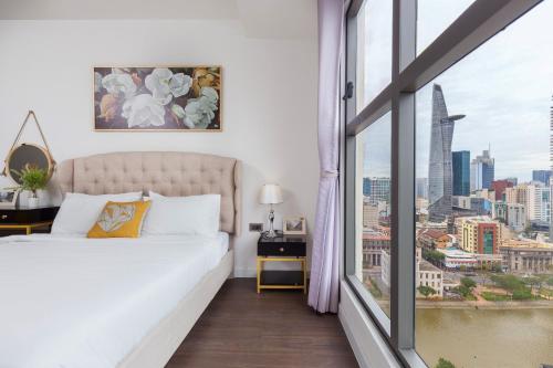Llit o llits en una habitació de The Saigon Royal Suite, The Luxury 2 bedrooms with bathtub