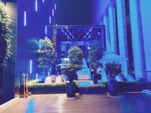 een groep potbomen voor een gebouw bij Luxe Suites at Platinum KLCC in Kuala Lumpur