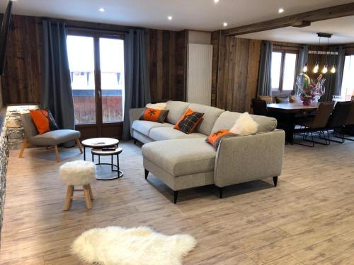 a living room with a couch and a table at Résidence Julianna , trajets remontées mécaniques , livraison viennoiseries, piscine couverte in Morzine