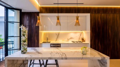 een keuken met een wit aanrecht en een tafel bij PIER 57 - 610 2 BR & Best Sunset Rooftop in PV in Puerto Vallarta