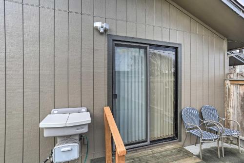 Photo de la galerie de l'établissement Waterfront Apartment with Private Fenced Yard!, à Eureka