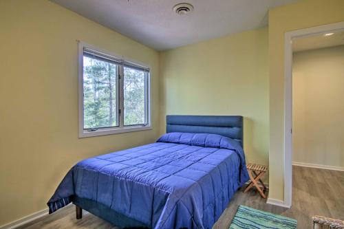 Ένα ή περισσότερα κρεβάτια σε δωμάτιο στο Centrally Located Townhome about 1 Mi to Bethany Beach