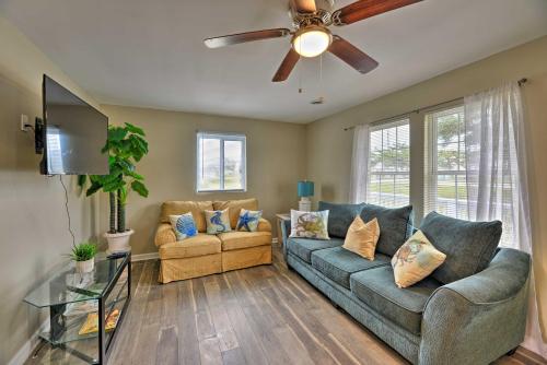 Luxe Cozy Crab Shack with Porch in Indian Beach!