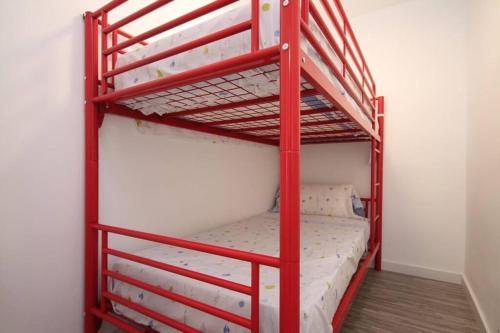Divstāvu gulta vai divstāvu gultas numurā naktsmītnē Apartamento frente al mar en Cambrils