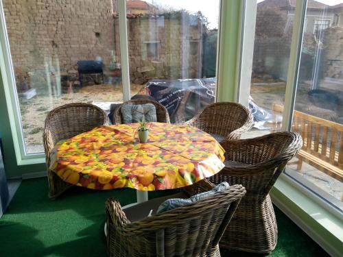 une table avec des chaises et une table avec un tissu de table dans l'établissement Tereza's Palace, à Pavel Banya