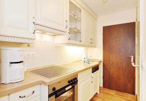 Ett kök eller pentry på Appartement-55-Sylter-Meeresrauschen