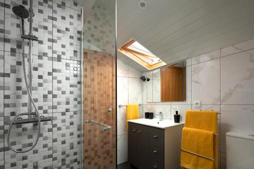 uma casa de banho com um chuveiro, um lavatório e um chuveiro em Martinho Apartment View em Arco da Calheta