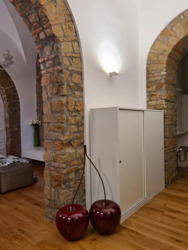 a room with two large vases next to a brick wall at Incantevole con Jacuzzi in Rome