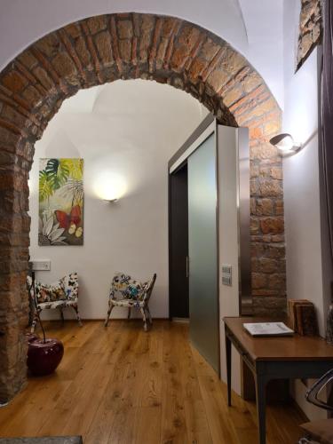an archway in a room with a table and chairs at Incantevole con Jacuzzi in Rome