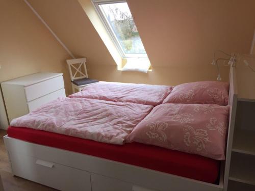 Ce lit se trouve dans un dortoir doté d'une fenêtre. dans l'établissement Huus-Windroos, à Ditzum