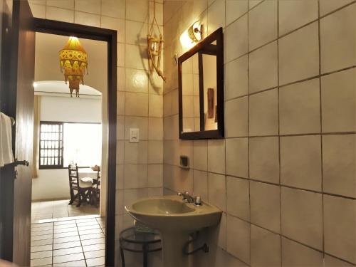 un baño con lavabo y espejo en Estaleiro das Artes., en Florianópolis