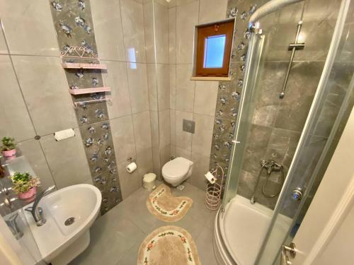 ein Bad mit einer Dusche, einem WC und einem Waschbecken in der Unterkunft Trabzon Seaside in Trabzon