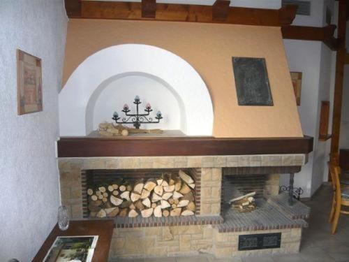 einen Kamin mit einem Haufen Feuerholz darin in der Unterkunft Ferienwohnungen Roder - Ferienwohnung III in Freiburg im Breisgau