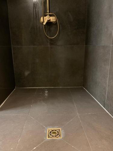 La salle de bains est pourvue d'une douche et de carrelage. dans l'établissement Diane Luxury 2, à Roubaix