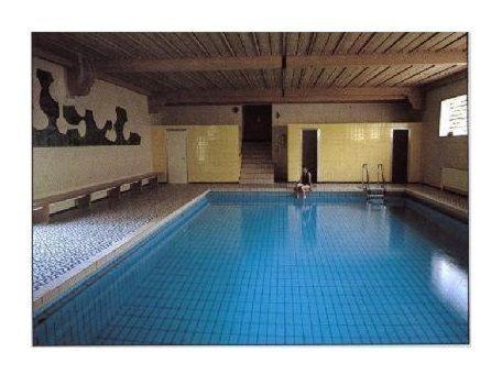 ein großer Pool in einem großen Gebäude in der Unterkunft Falkenberg Wohnung 211 in Oberstdorf
