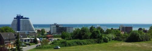 a view of a city with the ocean in the background at 2-Zimmer-Appartement-im-Ostseehaus-Petersen in Grömitz