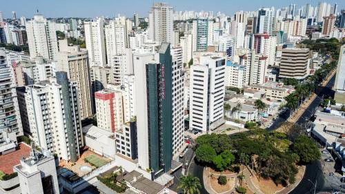 una vista aérea de una ciudad con edificios altos en Oft Alfre hotels - Goiânia, en Goiânia