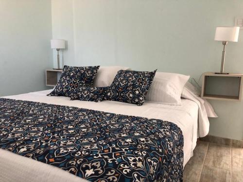 łóżko z dwoma poduszkami w sypialni w obiekcie Las Piedritas Casa de Mar w mieście Las Grutas