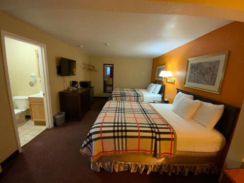 Кровать или кровати в номере Indian Mound Motel