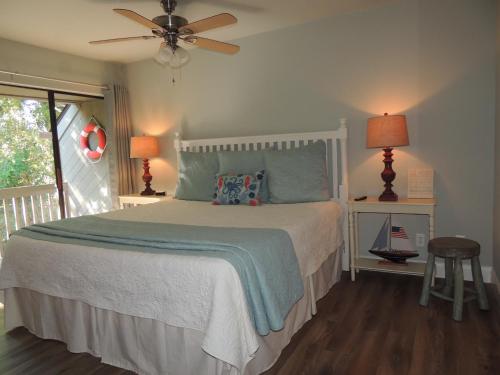 En eller flere senger på et rom på 13 Hilton Head Beach Club