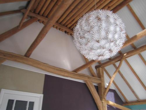 a fan hanging from the ceiling of a room at Bed and Breakfast Klein Groenbergen in Leersum