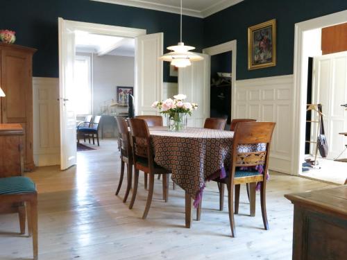 ein Esszimmer mit einem Tisch und Stühlen in der Unterkunft ApartmentInCopenhagen Apartment 1150 in Kopenhagen
