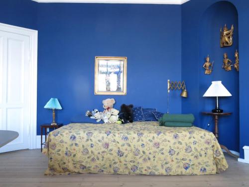 Un dormitorio azul con una cama con ositos de peluche. en ApartmentInCopenhagen Apartment 1150 en Copenhague