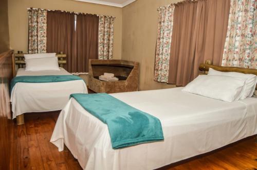 2 letti in camera d'albergo con riconoscimento di Khoinonia Guesthouse a Port Nolloth