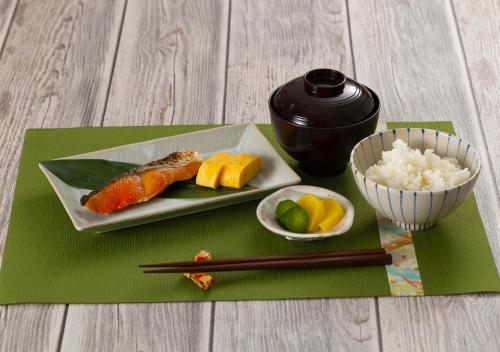 Makanan di atau berdekatan hotel cinta