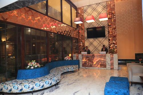 Pristine Hotel, Varanasiにあるテレビまたはエンターテインメントセンター
