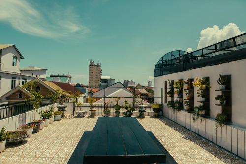 un balcón con un banco verde en un edificio en HOUSE OF LÝ en Hue