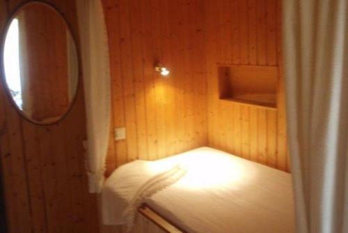 UlsnisにあるLuetjens-Bienenhausの小さな部屋(ベッド1台、鏡付)