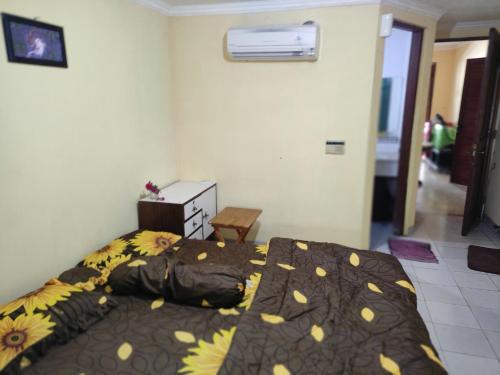 Posteľ alebo postele v izbe v ubytovaní CONDOMINIUM LIPPO CARITA, Lantai Dasar - OFFICIAL