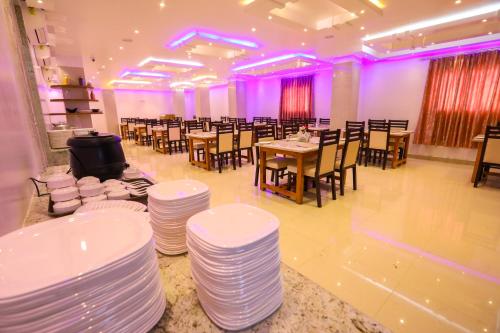 Um restaurante ou outro lugar para comer em Nitheesh Residency