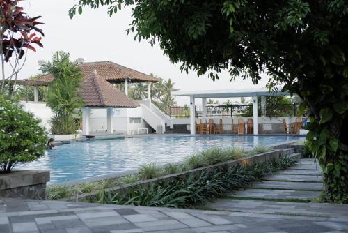 Bazén v ubytování Sevilla Resort Magelang nebo v jeho okolí