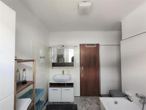 A kitchen or kitchenette at Ferienwohnung Werner